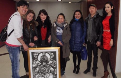 Дуучин Б.Амархүүд фэнүүдээс нь “Гэнэтийн бэлэг” барилаа